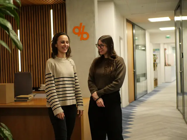 Sofia et Nina lors d&rsquo;un &eacute;change professionnel